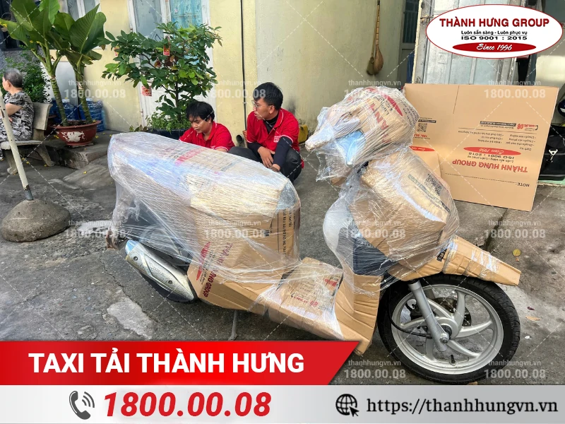 Xe máy được bọc lót kỹ trước khi vận chuyển