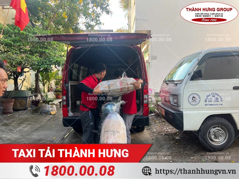 Xe máy được bốc xếp lên xe vận chuyển