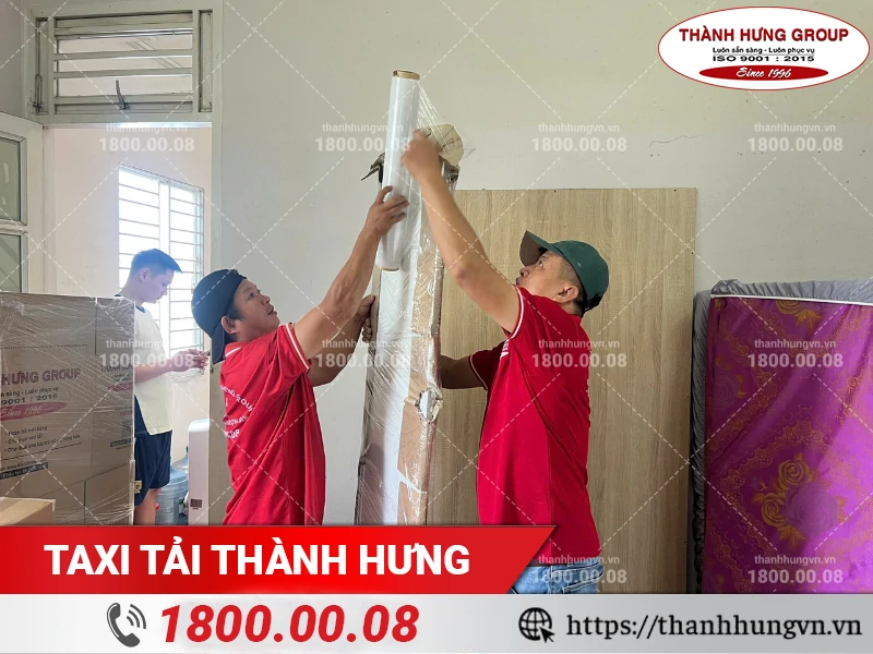 Nhân viên Thành Hưng bọc lót từng bộ phận của tủ đồ