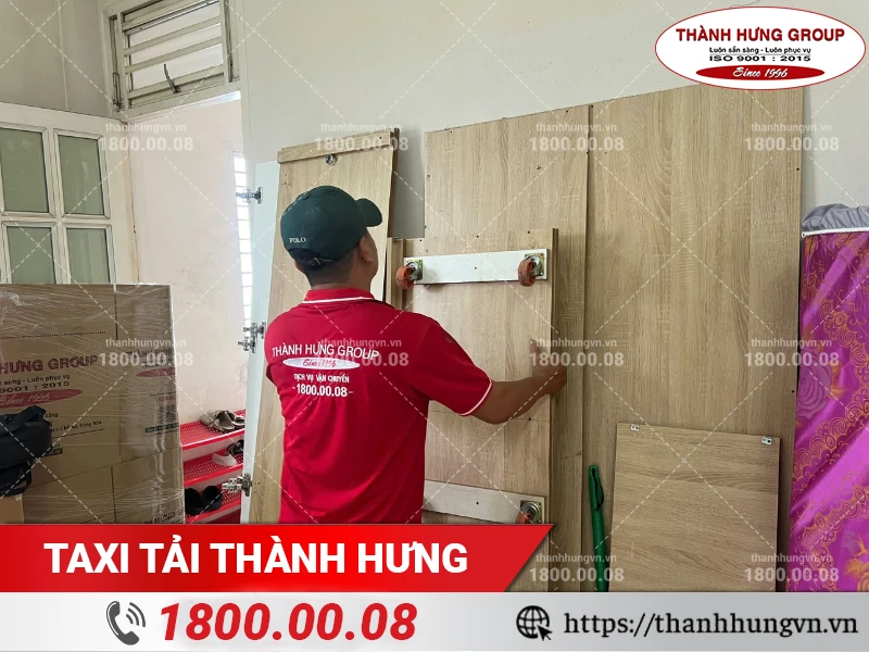 Tủ đồ được tháo dỡ thành từng bộ phận để tiện di chuyển