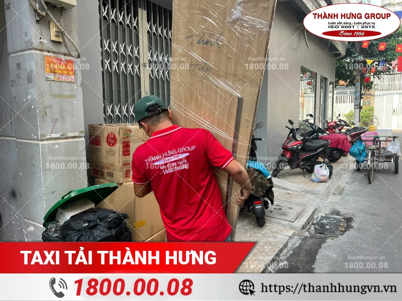 Nhân viên Thành Hưng bốc xếp đồ ra điểm tập kết