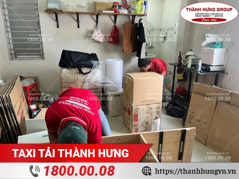 Nhân viên Thành Hưng đóng gói đồ gia dụng và tháo dỡ tủ đồ