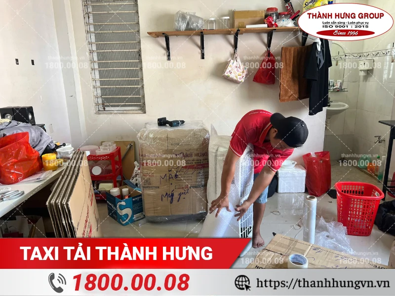 Nhân viên Thành Hưng bọc lót quạt hơi nước