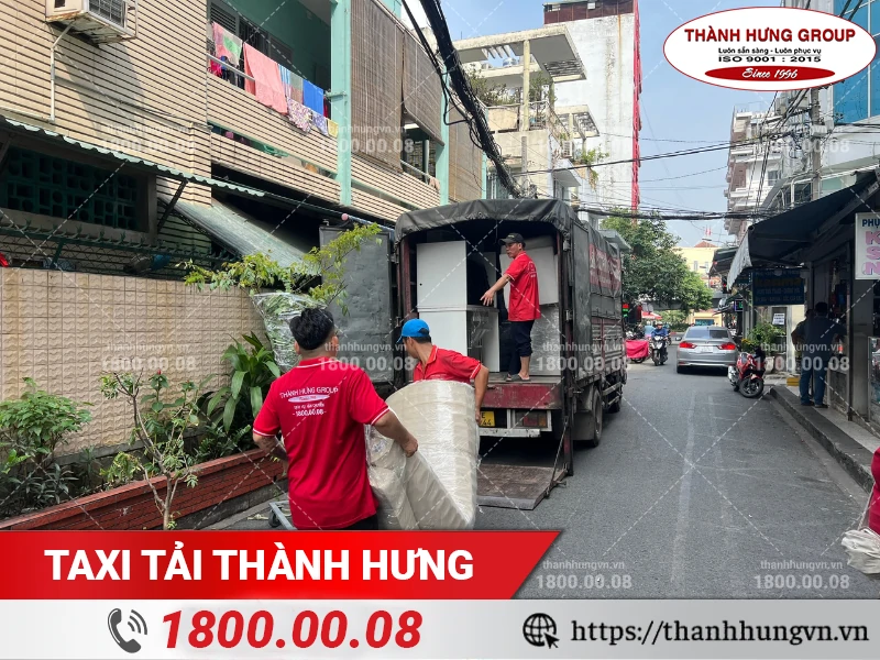 Nhân viên Thành Hưng bốc xếp nệm lên xe vận chuyển