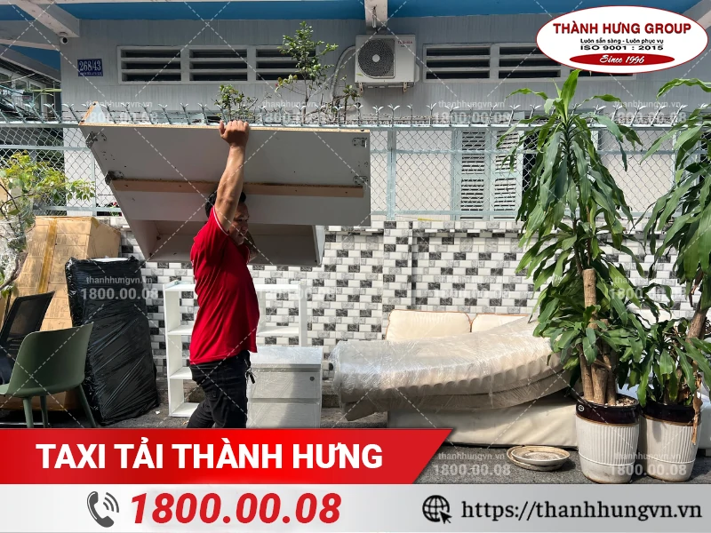 Nhân viên Thành Hưng bốc xếp tủ gỗ ván ép lên xe vận chuyển