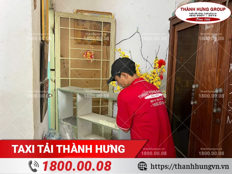 Kệ gỗ ván ép được di dời ra điểm tập kết đồ