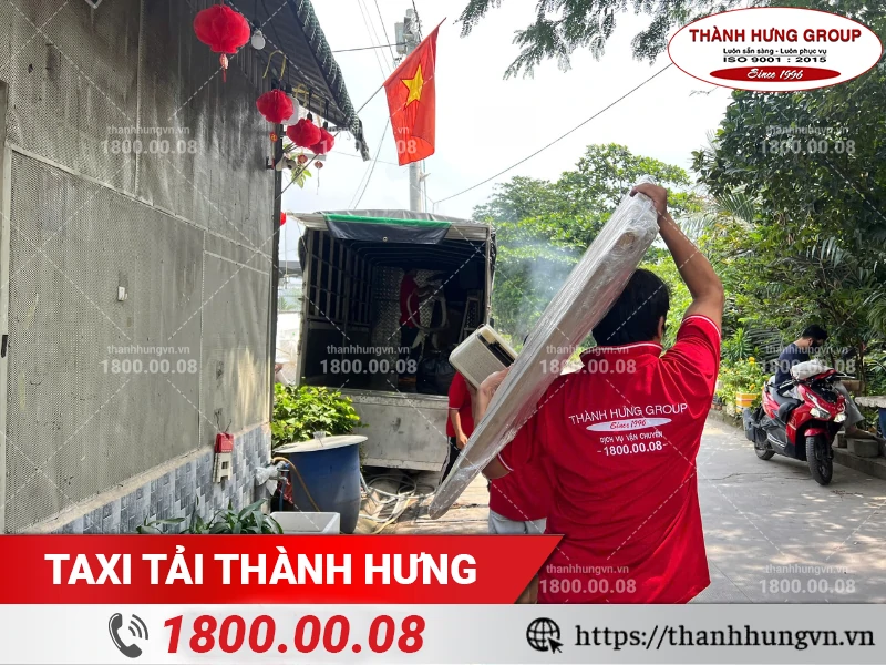 Nhân viên Thành Hưng bốc xếp đồ đạc lên xe vận chuyển