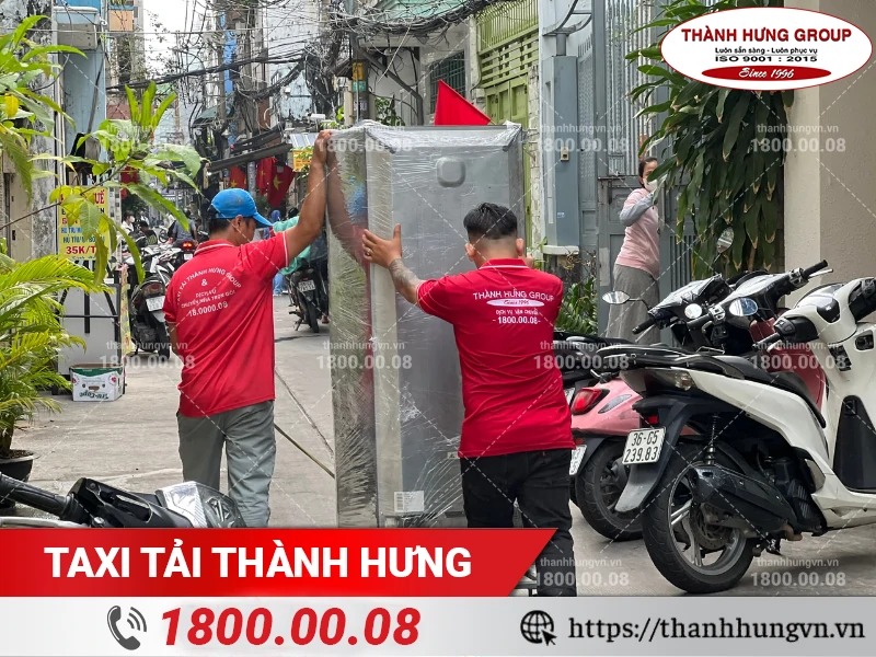 Nhân viên Thành Hưng di chuyển tủ đông bằng xe kéo