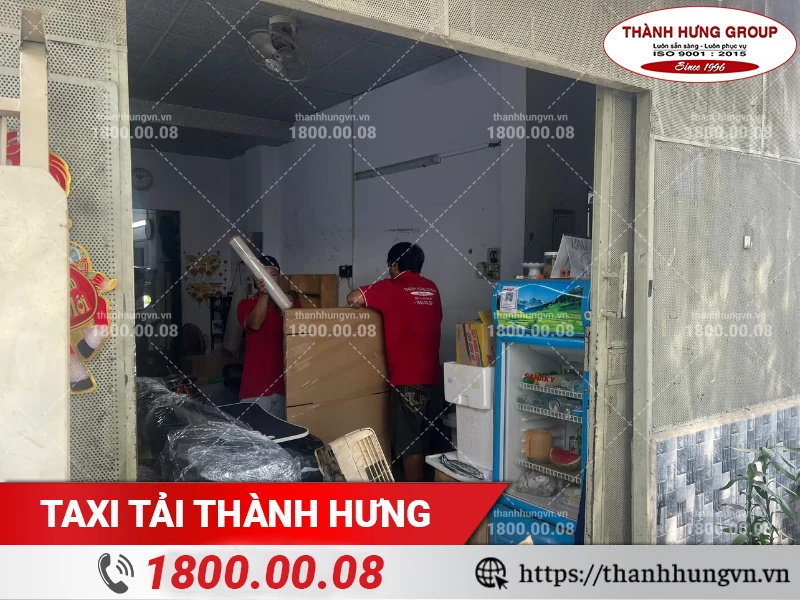 Nhân viên Thành Hưng đóng gói đồ nội thất