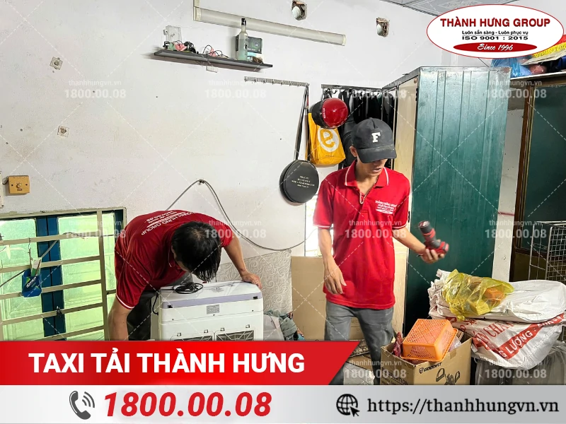 Nhân viên Thành Hưng đóng gói đồ gia dụng