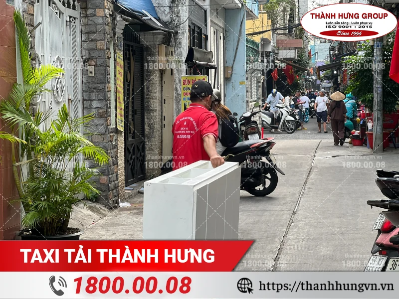 Tủ gỗ ván ép được vận chuyển ra điểm tập kết