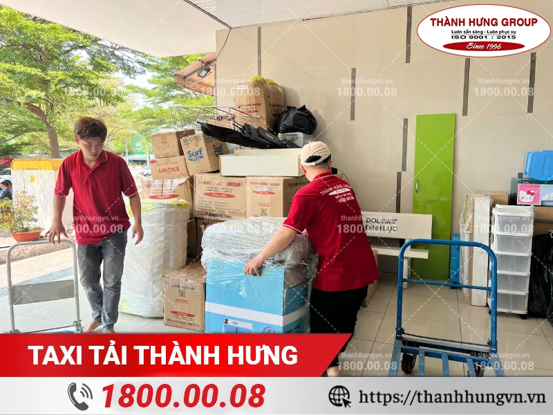 Nhân viên Thành Hưng bốc xếp đồ xuống điểm tập kết