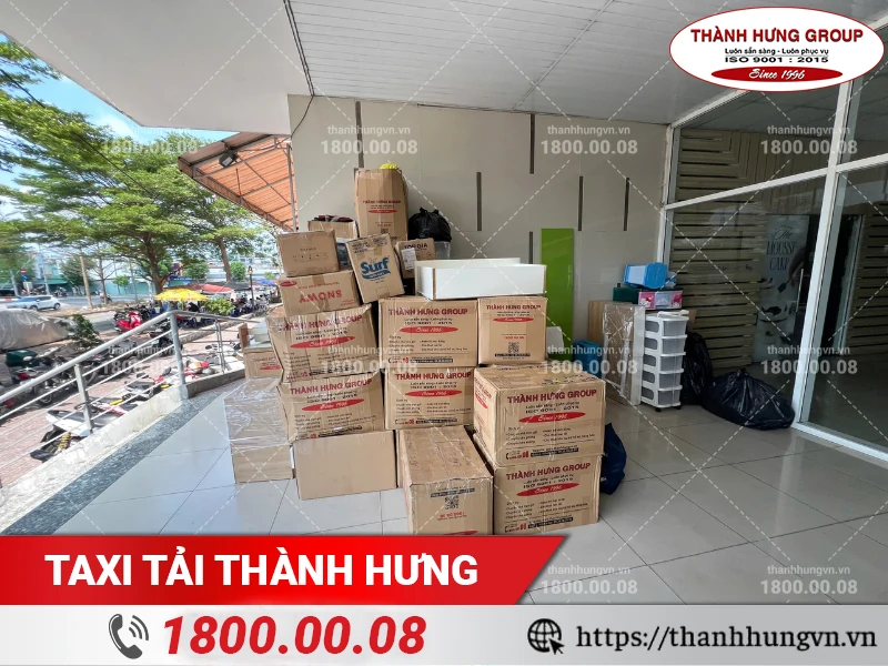 Nhân viên Thành Hưng tập kêt đồ dưới sảnh chung cư