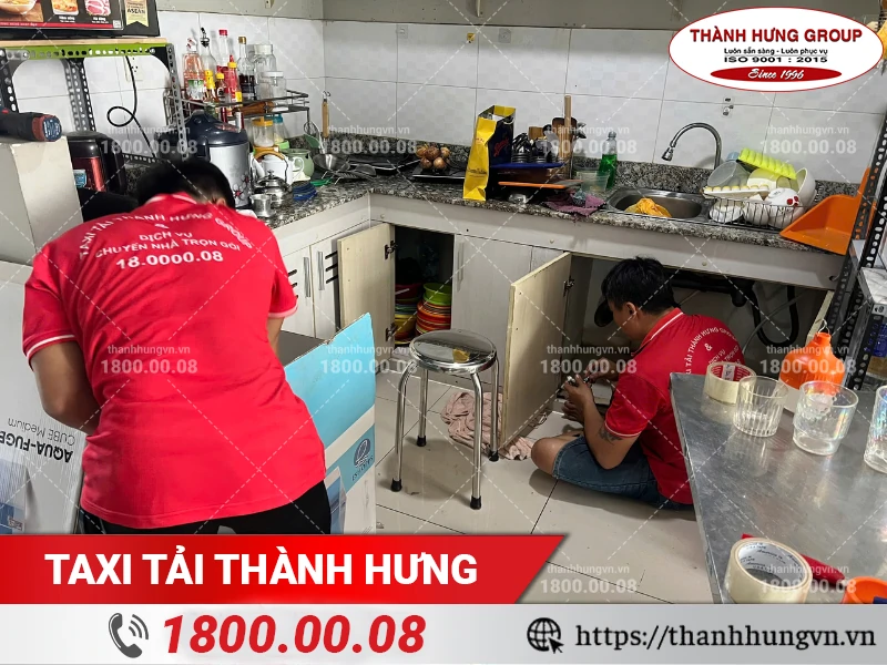 Nhân viên Thành Hưng sắp xếp đồ vào thùng carton