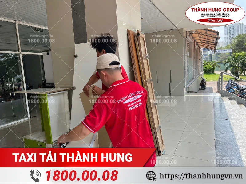 Nhân viên Thành Hưng sắp xếp lại đồ đạc tại điểm tập kết
