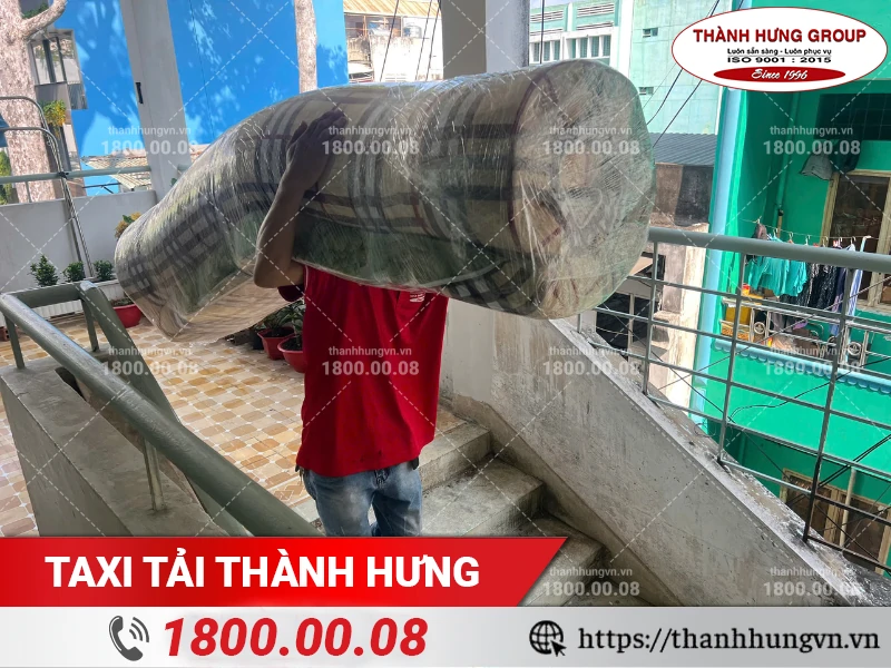 Nhân viên Thành Hưng bốc xếp nệm xuống điểm tập kết