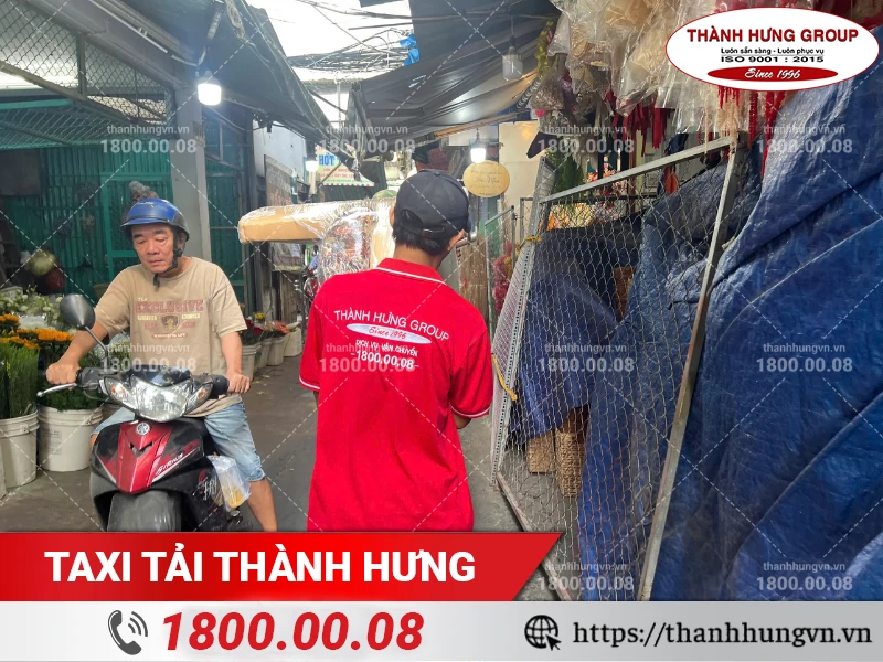 Nhân viên Thành Hưng bốc xếp sofa qua hẻm nhỏ