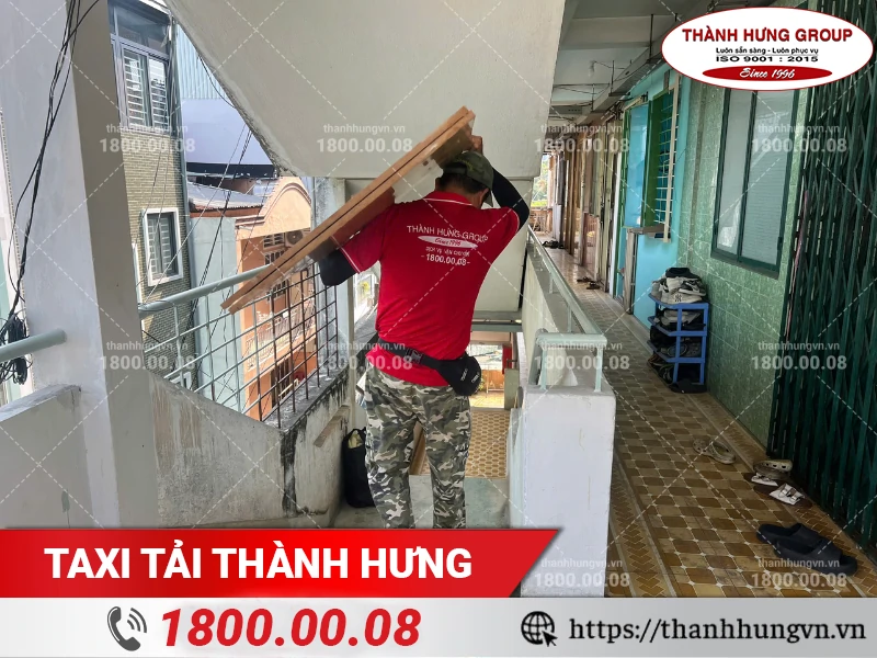 Nhân viên Thành Hưng khuân vác ván gỗ xuống điểm tập kết đồ