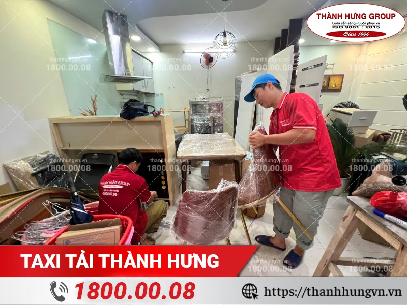 Nhân viên Thành Hưng bọc lót ghế bằng màng PE