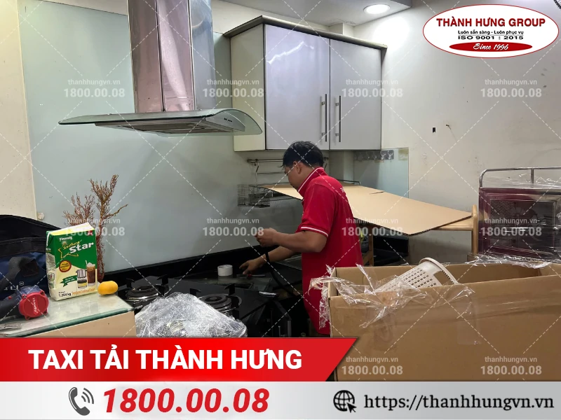 Nhân viên Thành Hưng đóng gói đồ nhà bếp