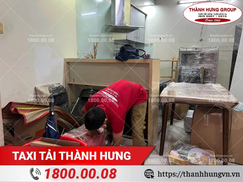 Nhân viên Thành Hưng đóng gói đồ dùng phòng khách
