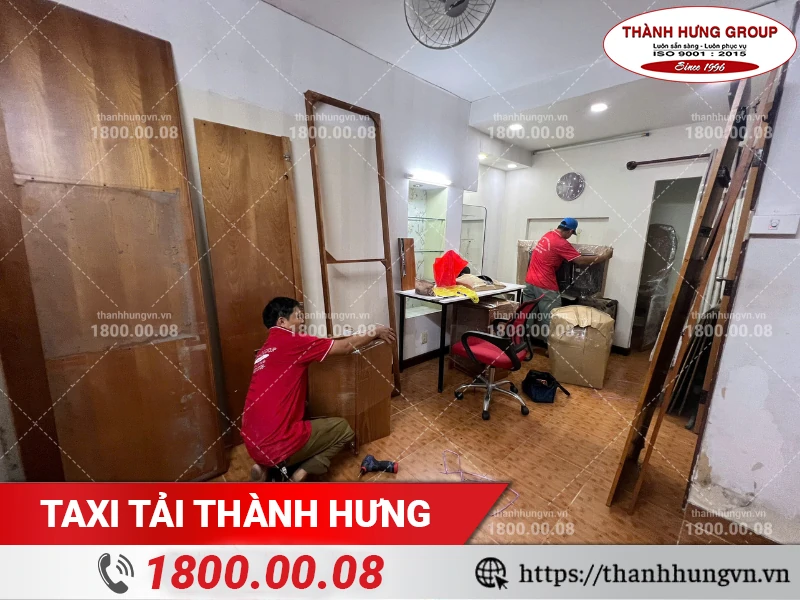 Nhân viên Thành Hưng đóng gói đồ đạc phòng ngủ