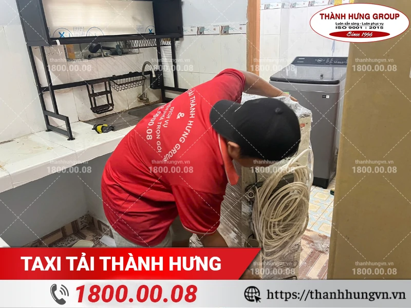 Nhân viên Thành Hưng bọc lót máy lọc nước