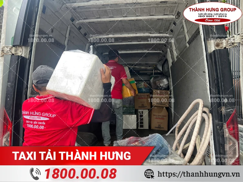 Nhân viên Thành Hưng bốc xếp đồ đạc lên xe tải