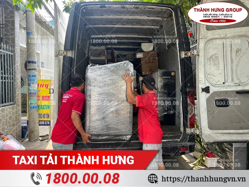Nhân viên Thành Hưng bốc xếp tủ lạnh lên xe tải