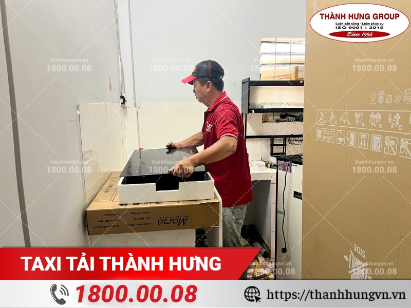 Nhân viên Thành Hưng đóng gói bếp từ