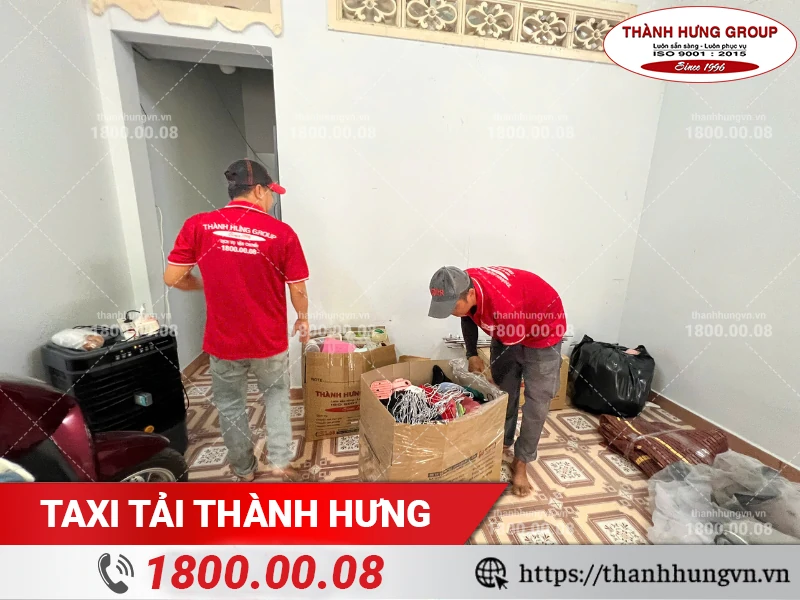 Nhân viên Thành Hưng đóng gói đồ đạc vào thùng carton