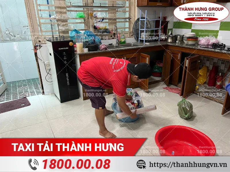 Nhân viên Thành Hưng đang đóng gói đồ dùng nhà bếp