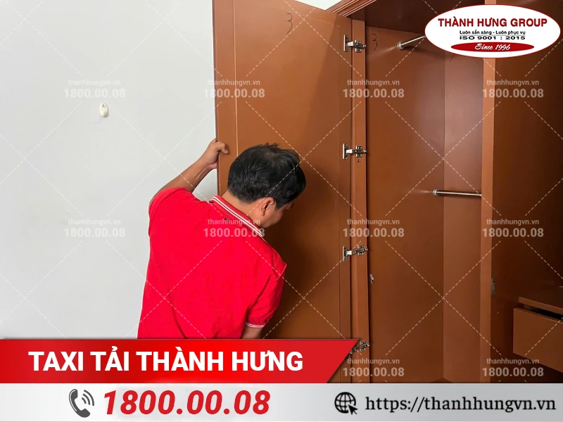 Nhân viên Thành Hưng tháo cánh tủ quần áo