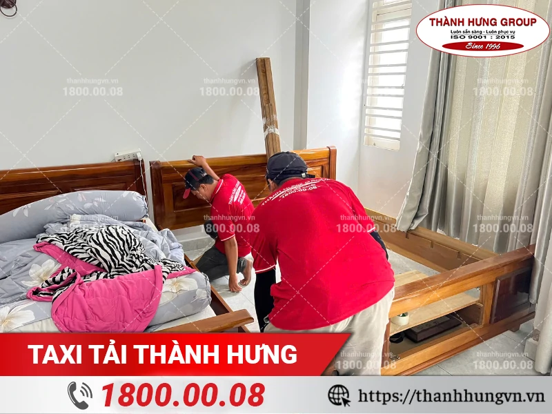 Nhân viên Thành Hưng tháo giường gỗ phòng ngủ