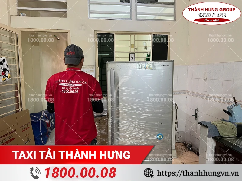 Nhân viên Thành Hưng bọc màng PE bảo vệ tủ lạnh