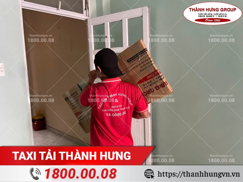 Nhân viên bốc xếp mặt kính đã được bọc lót cẩn thận ra xe