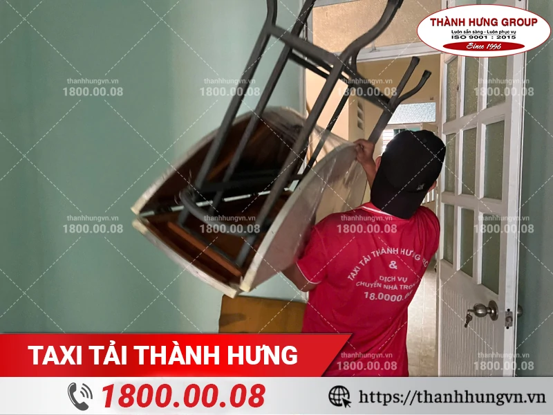 Nhân viên vận chuyển cẩn thận di chuyển bàn xuống tầng trệt