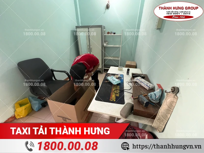 Nhân viên Thành Hưng đóng gói đồ vào thùng carton
