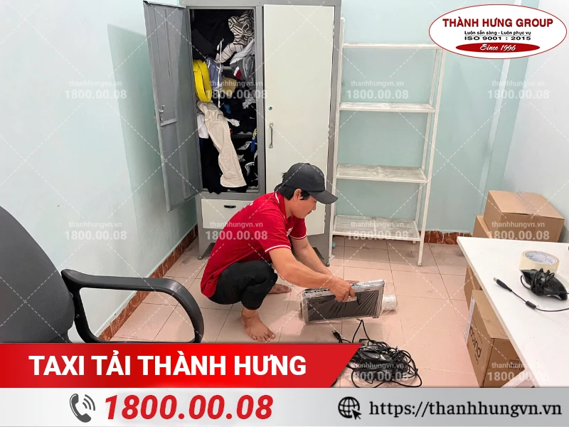 Nhân viên Thành Hưng đóng gói laptop