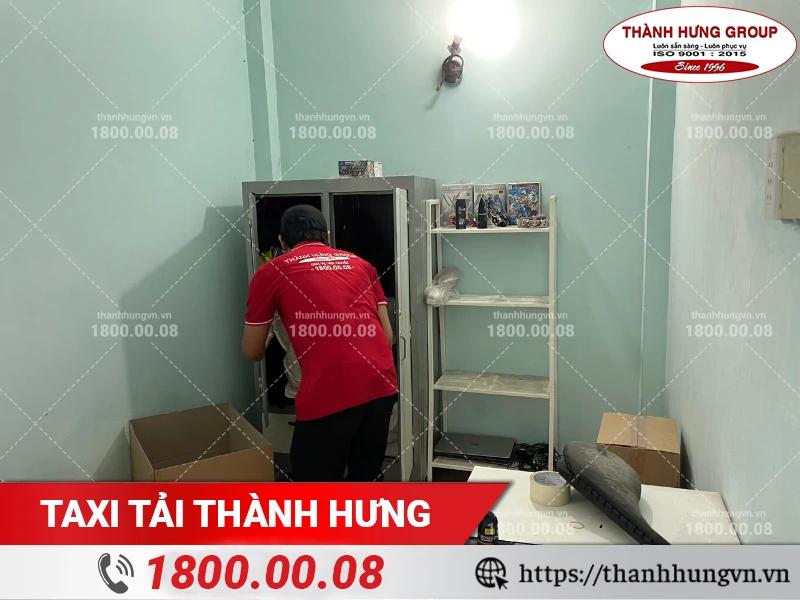 Nhân viên Thành Hưng lấy đồ trong tủ để đóng gói