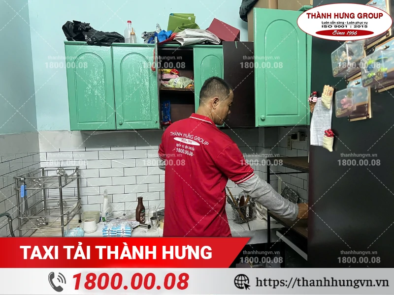 Nhân viên Thành Hưng sắp xếp đồ dùng nhà bếp