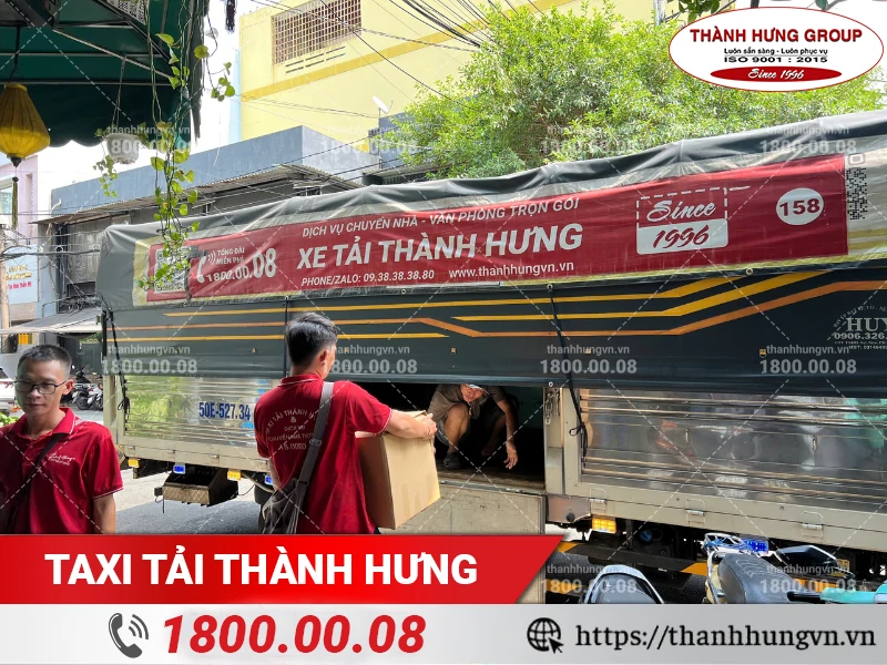 Nhân viên Thành Hưng chuyển thùng carton lên xe tải