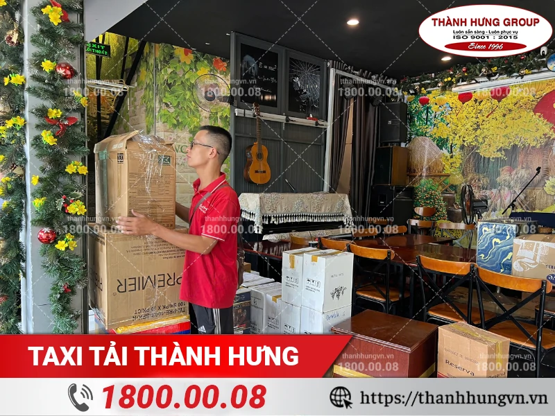 Nhân viên Thành Hưng chuẩn bị khiêng thùng carton ra xe