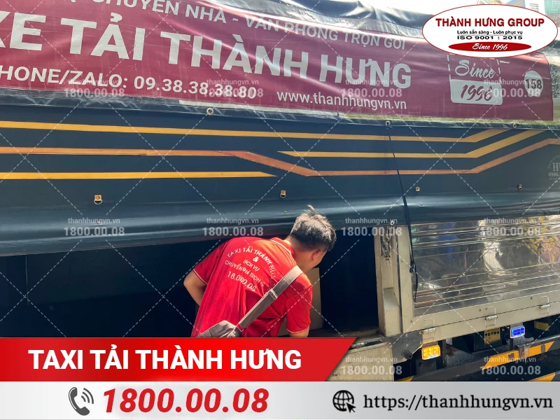 Nhân viên Thành Hưng sắp xếp đồ đạc trong thùng xe tải