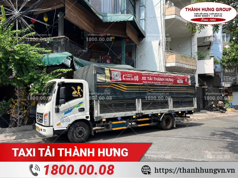 Xe tải Thành Hưng đậu trước nhà chờ chuyển đồ