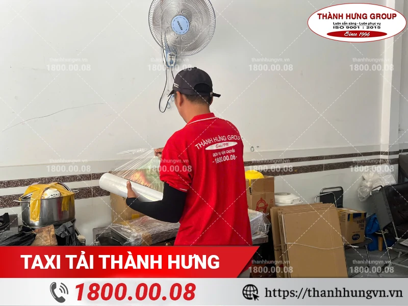 Nhân viên Thành Hưng cuốn màng bọc đồ dùng bếp