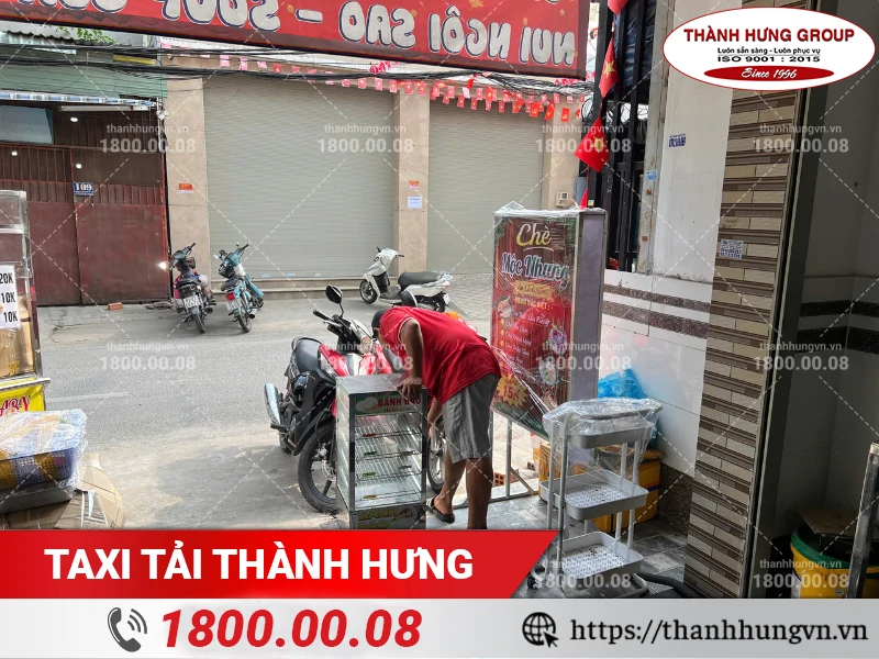 Nhân viên Thành Hưng di chuyển tủ trưng bày bánh bao
