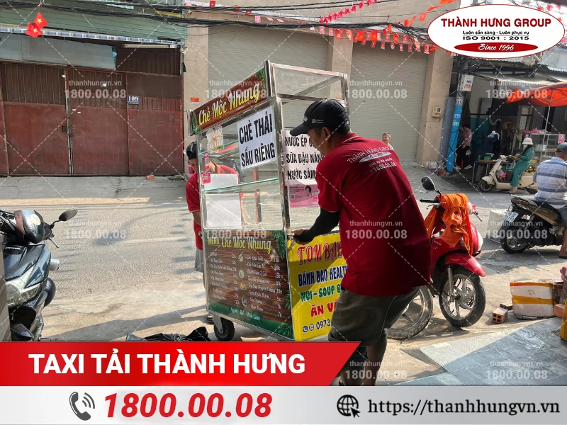 Nhân viên Thành Hưng di chuyển xe đẩy ra ngoài