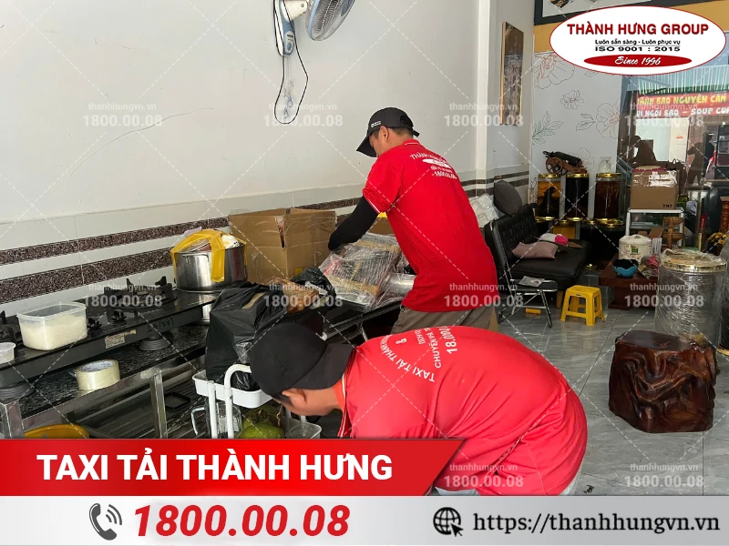 Nhân viên Thành Hưng đóng gói đồ dùng nhà bếp