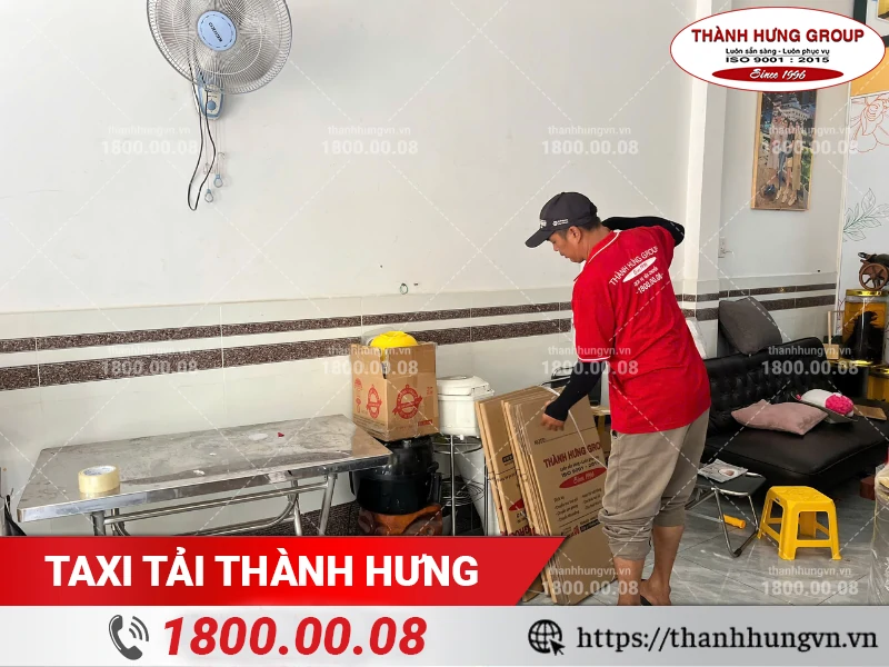 Nhân viên Thành Hưng sắp xếp thùng carton